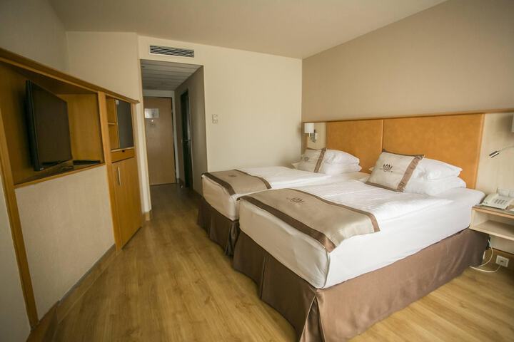Room 4 of 99