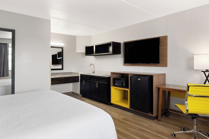 1 King Bed (4 of 19)