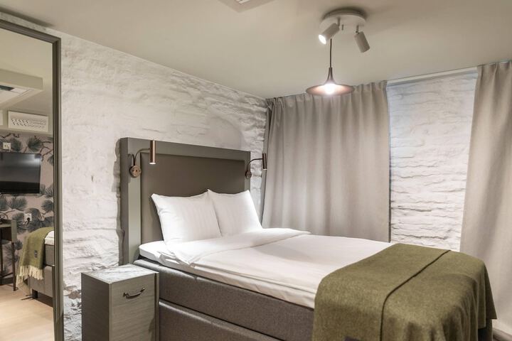 Room 33 of 87