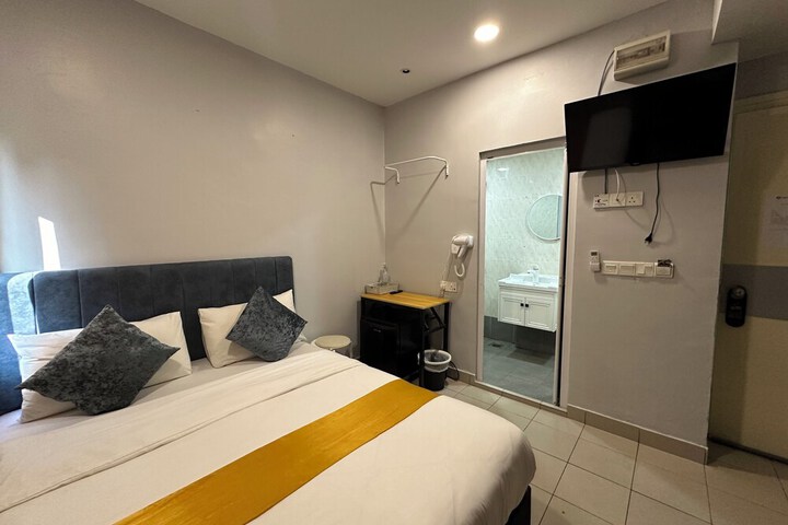Room 52 of 80