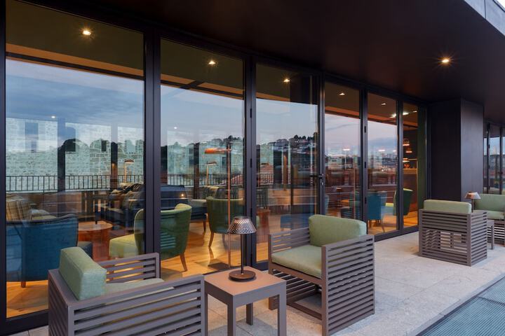 Lounge 44 of 61