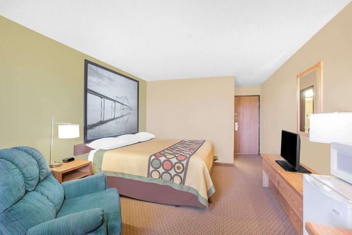 1 King Bed (2 of 9)