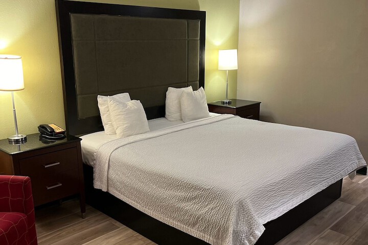 1 Queen Bed (9 of 11)
