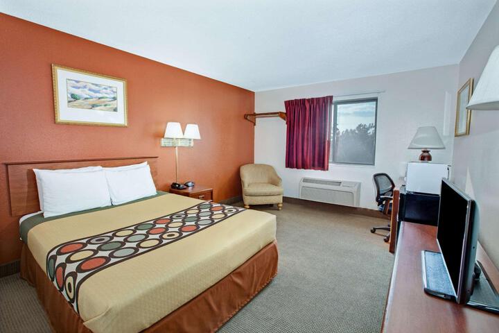 1 Queen Bed (14 of 18)