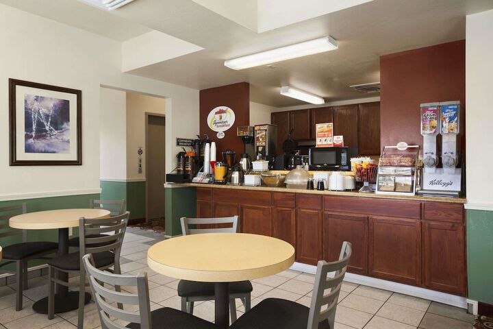 Breakfast/Coffee Service 28 of 43