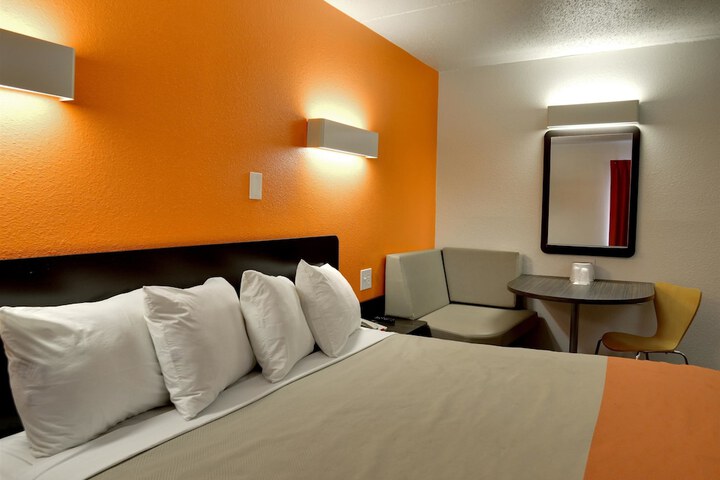 1 King Bed Micfridge (2 of 13)