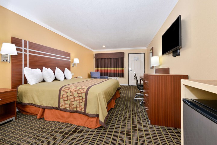 1 King Bed (8 of 13)