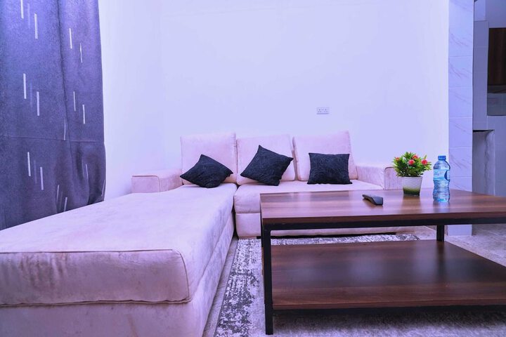 Lounge 38 of 51