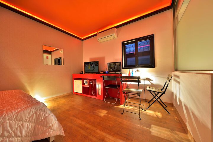 Room 6 of 18