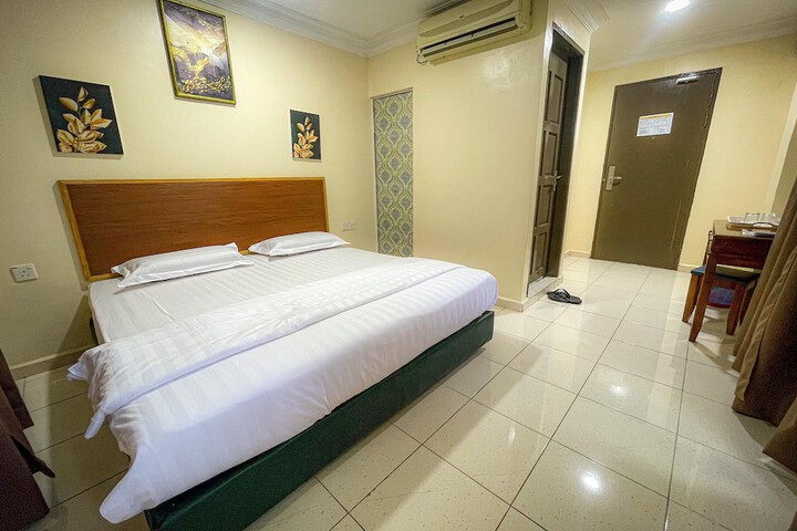 Room 6 of 8
