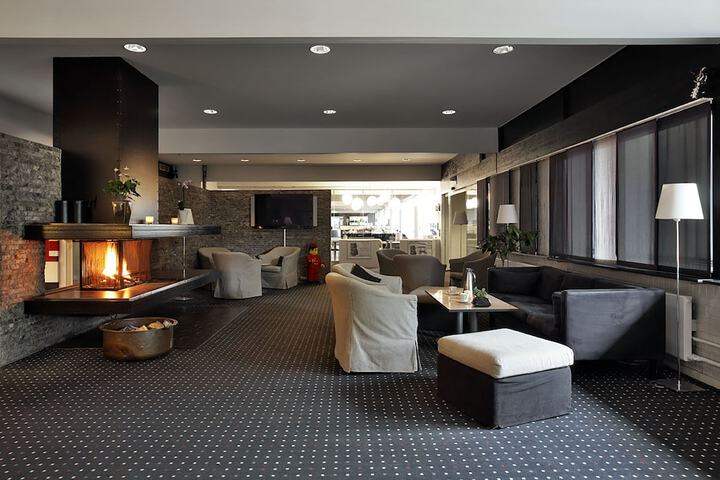 Lounge 71 of 77