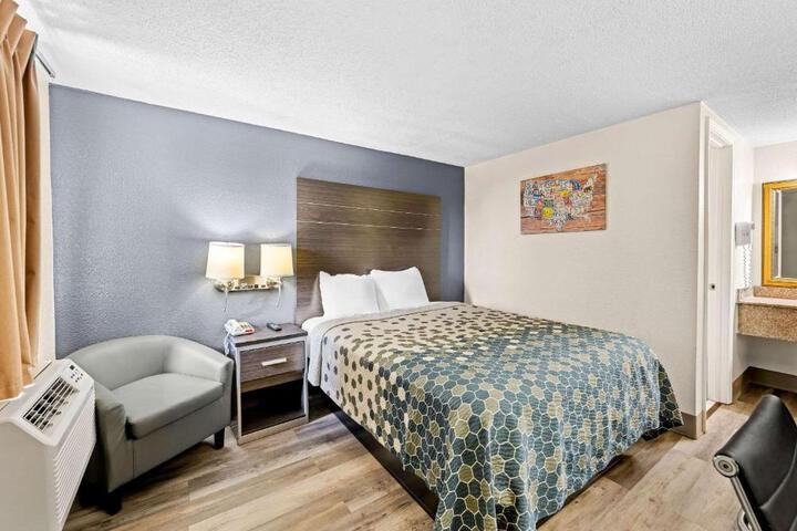 1 Queen Bed (4 of 6)
