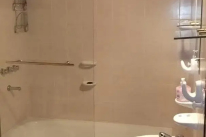 Room 7 of 12