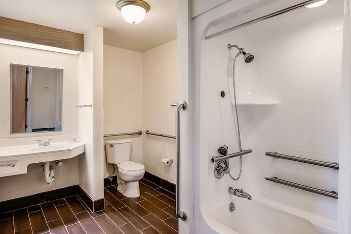 1 Queen Bed Accessible (5 of 6)
