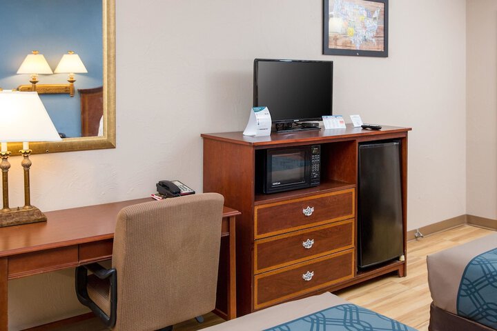 1 King Bed (3 of 14)