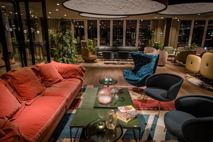 Lounge 30 of 41