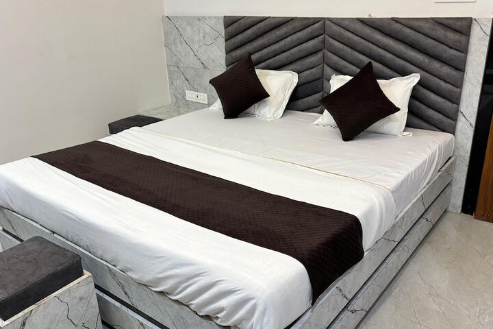 Room 9 of 12