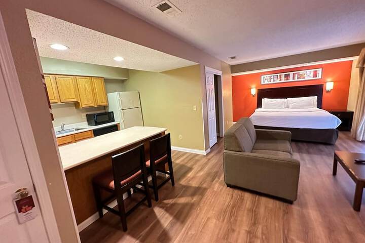 1 Queen Bed Studio Accessible Suite (10 of 44)