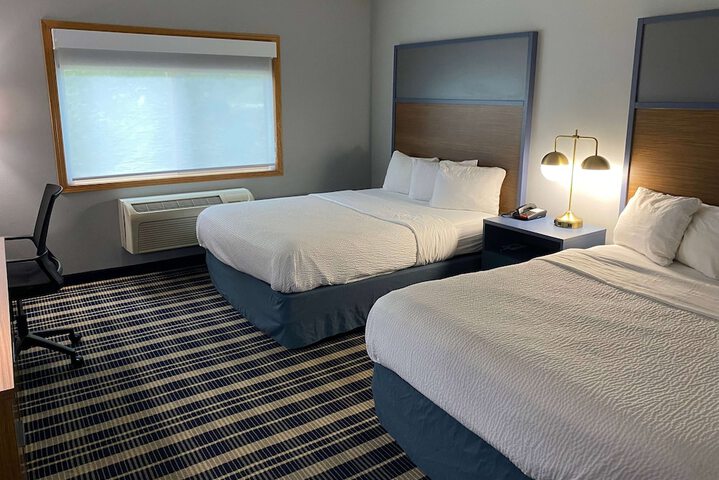 2 Queen Beds (1 of 9)
