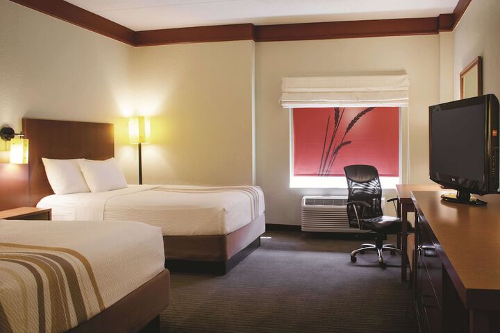 2 Double Beds (7 of 10)