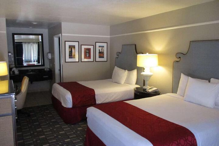 Suite 1 King 2 Queen Beds 2 Bedrooms 2 Bathrooms WiFi Continental Breakfast (6 of 11)