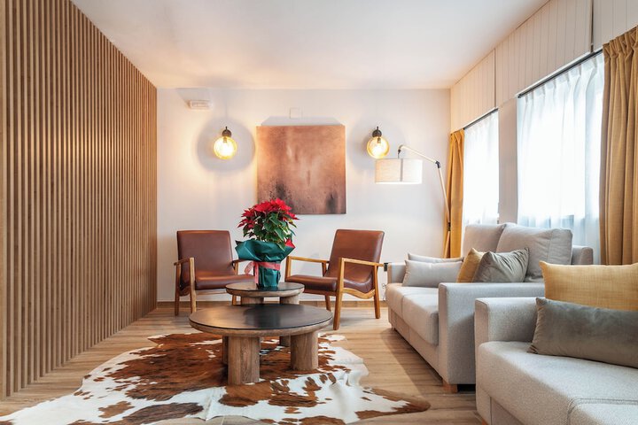 Lounge 48 of 81