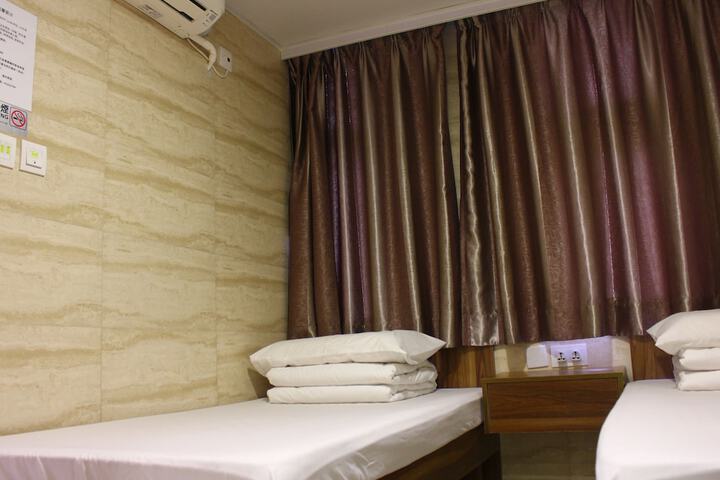 Room 10 of 195