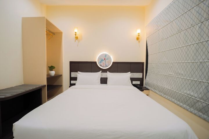 Room 6 of 16
