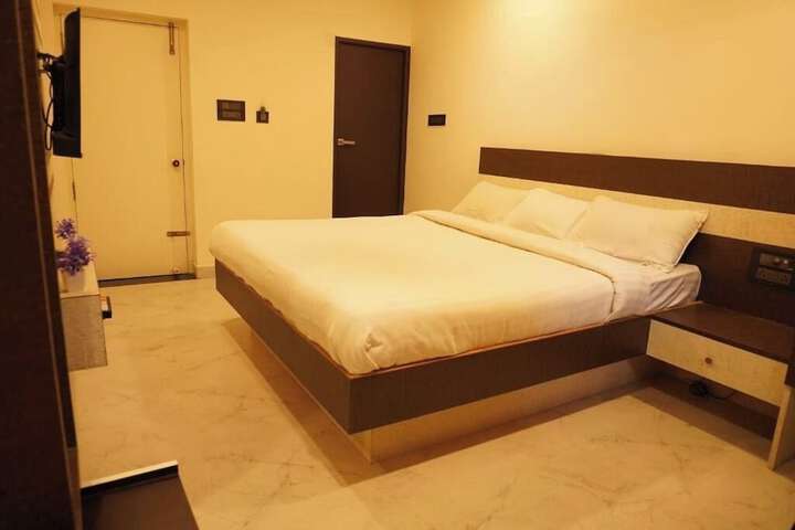 Room 4 of 32