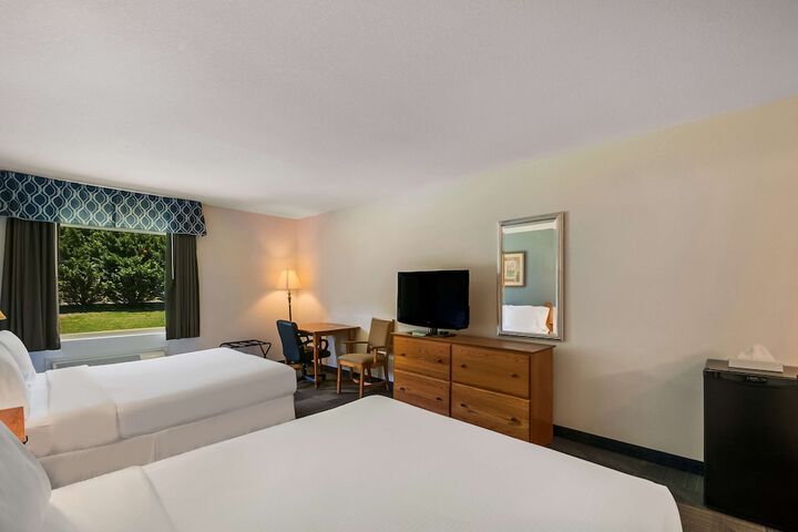 2 Queen Beds Refrigerator High Speed Internet Accessible Coffee Maker, Hairdryer Iron and Ironing Board Full Breakfast (6 of 12)