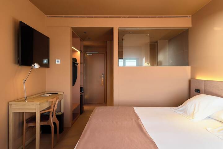 Room 32 of 84