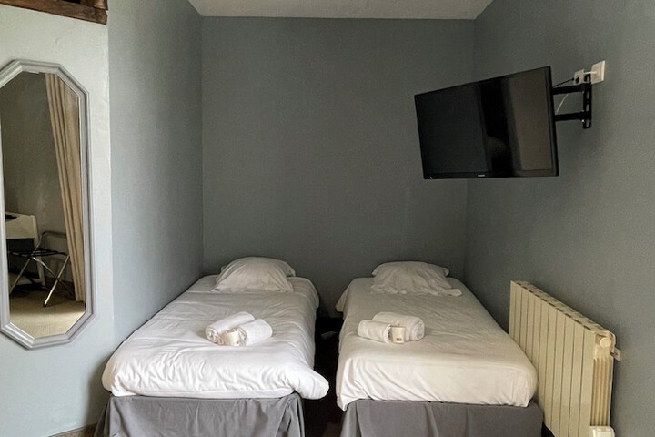 Room 11 of 35