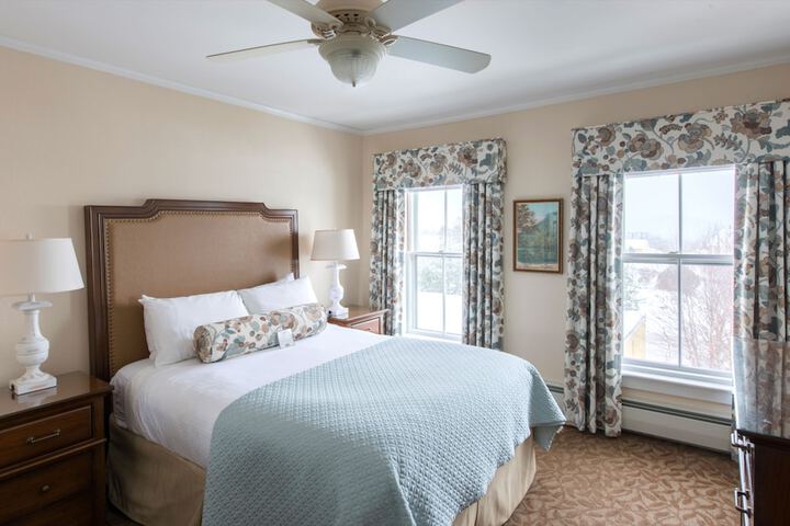 Grand Queen Bed with View (5 of 7)