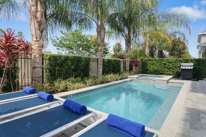 Pool 10 of 17