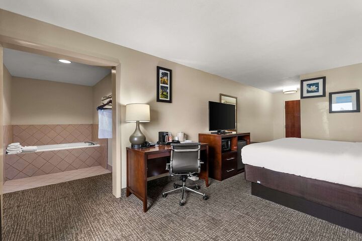 1 King Bed (3 of 7)