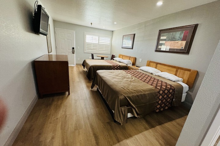 1 Queen Bed (3 of 8)