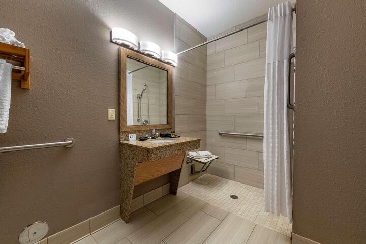 2 Queen Beds High Speed Internet Accessible Coffee Maker, Hairdryer Iron and Ironing Board Full Breakfast (14 of 22)