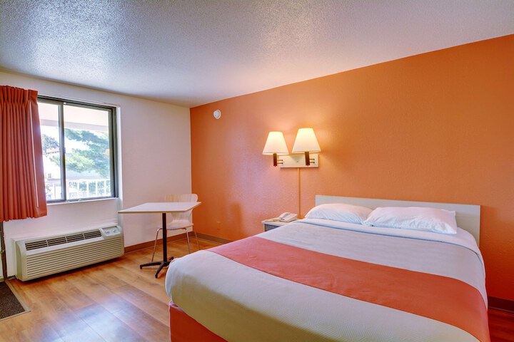 1 Queen Bed Micfridge (13 of 13)