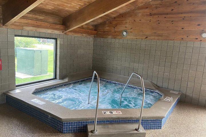 Indoor spa tub