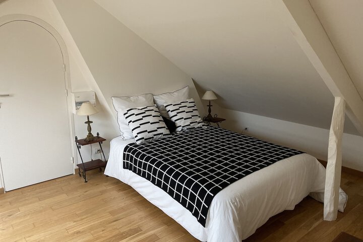 Room 2 of 8