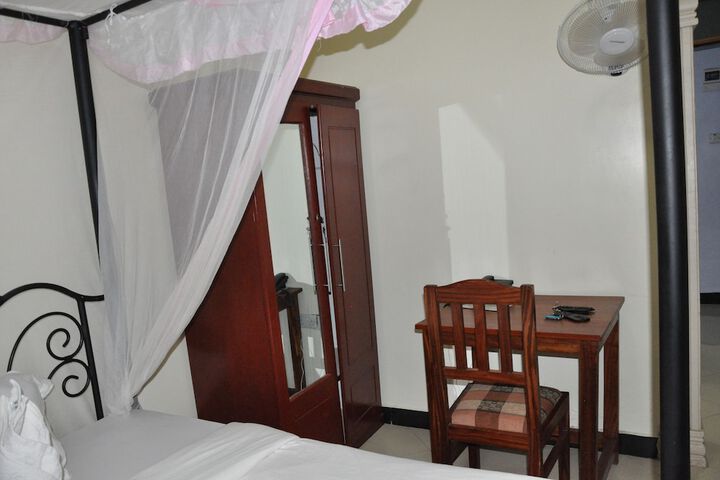 Room 10 of 20