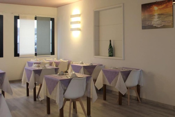 Dining 10 of 11