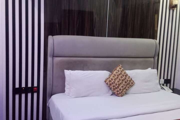 Room 27 of 104