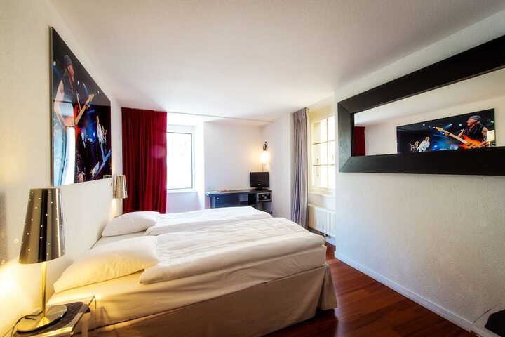 Room 15 of 114