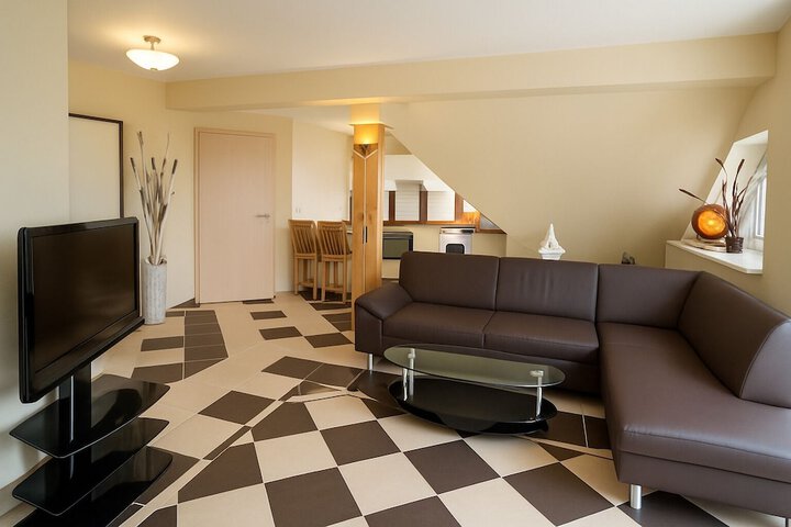 Lounge 46 of 52