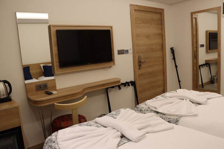 Room 4 of 32