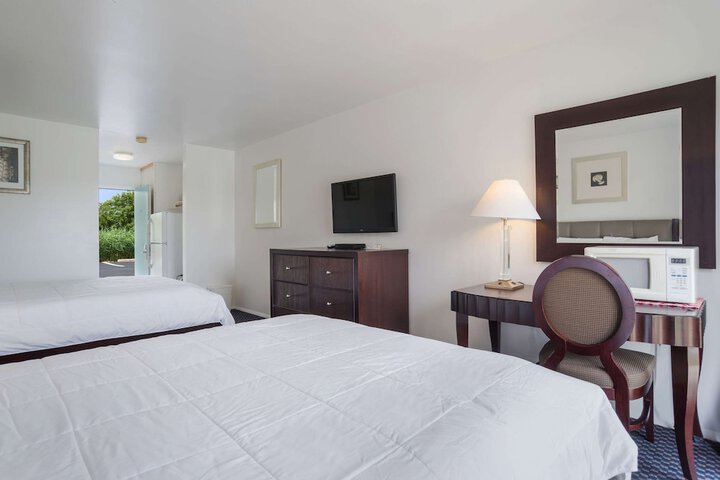 1 Queen Bed (5 of 11)