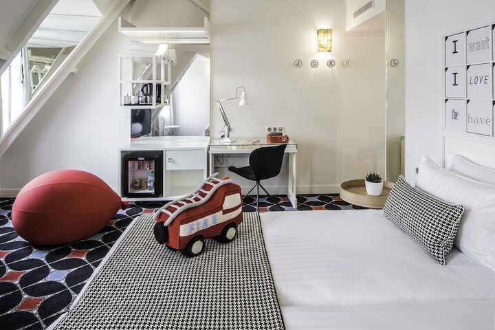Room 28 of 60