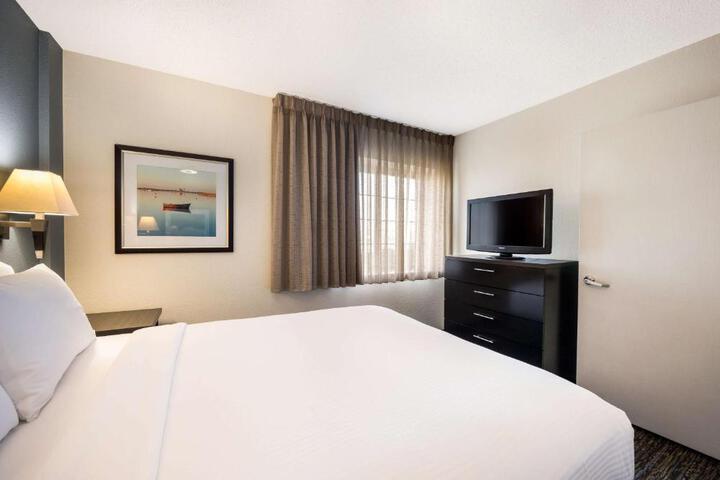 Studio Suite Queen Bed (9 of 18)