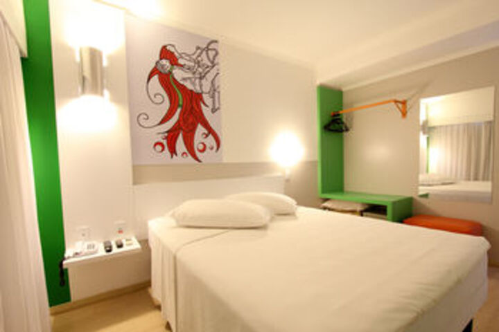 Room 33 of 64